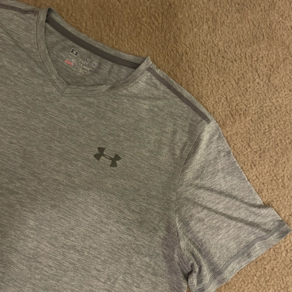 Men’s Under Armour V-Neck Hear Gear Short-Sleeved Shirt. EUC. Size XL.